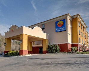 Ein Comfort Inn & Suites Gebäude mit einem gut sichtbaren Eingang, einem Schild und einem Parkplatz.
