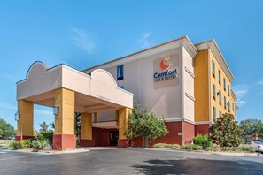 A Comfort Inn & Suites building with a clear entrance, a covered parking area, and a well-maintained exterior. - Comfort Inn & Suites Clinton - Jackson West (Clinton)