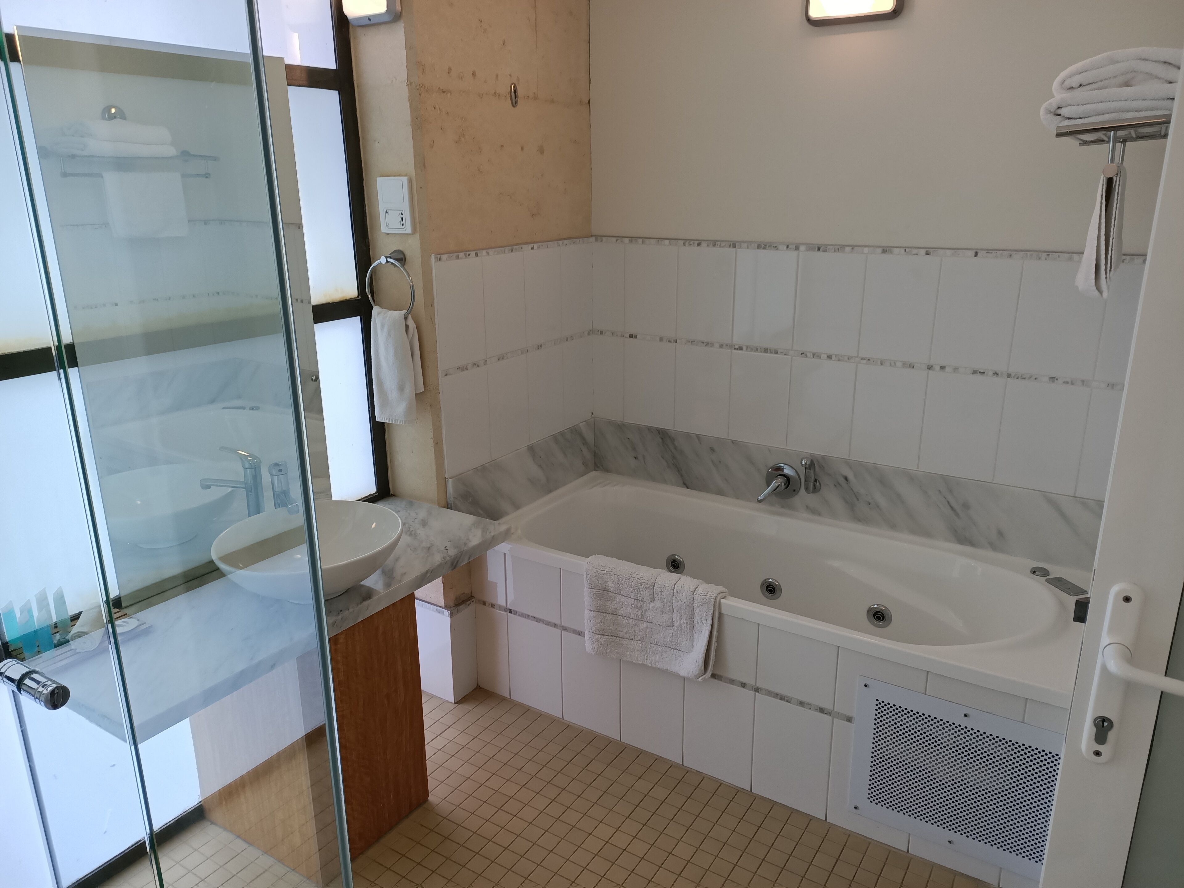 deluxe lakeside room | jetted bathtub