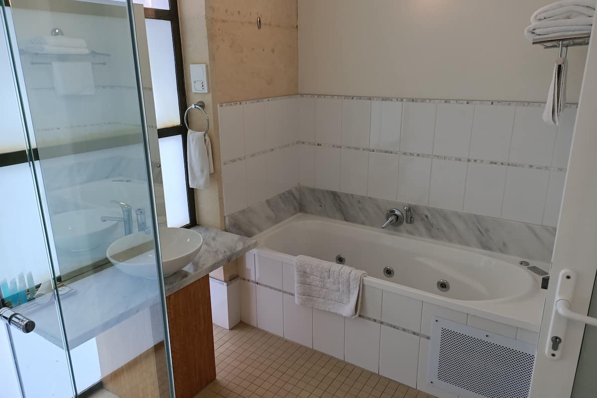 deluxe lakeside room | jetted bathtub