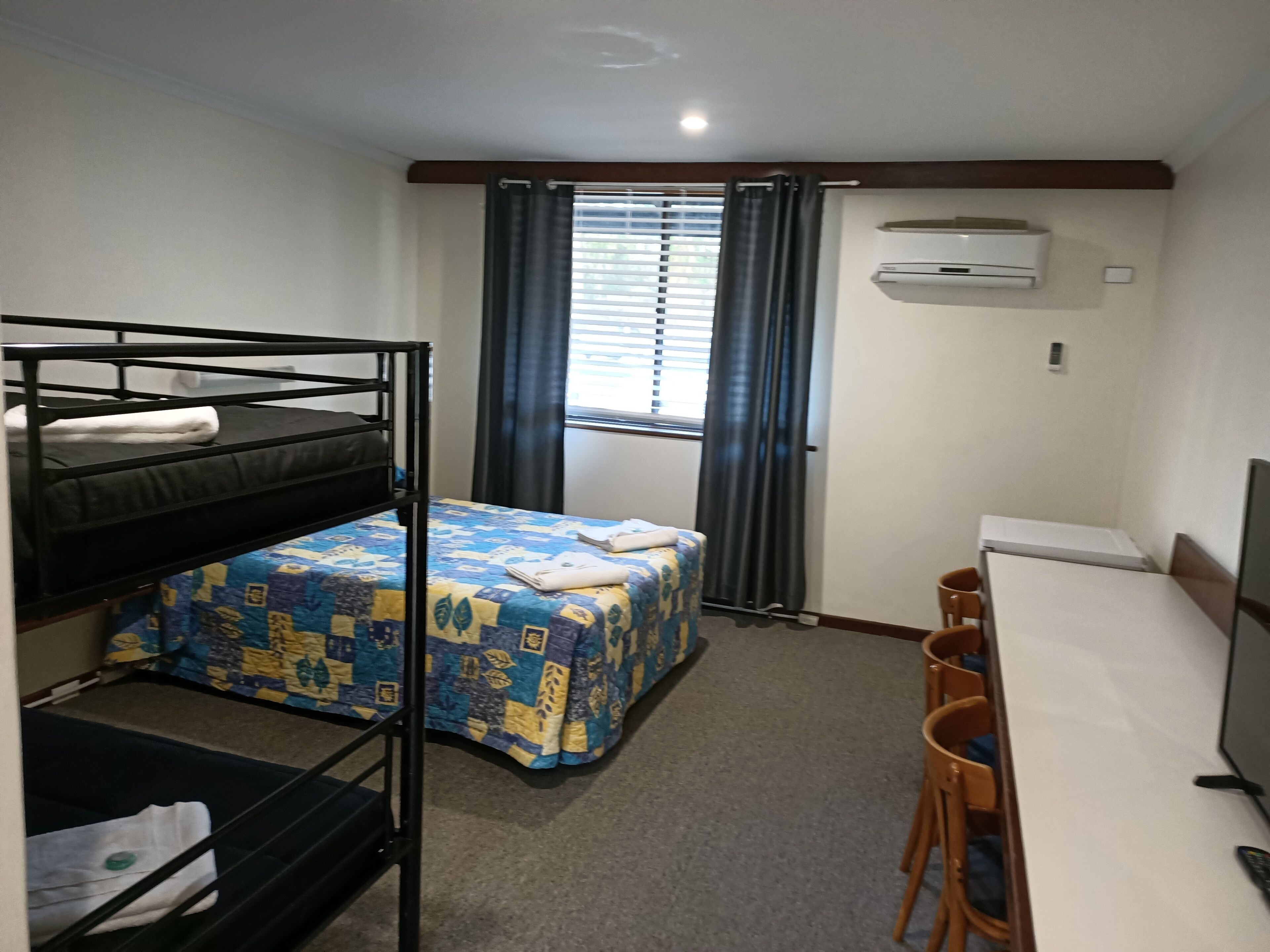 1 bedroom, bed sheets