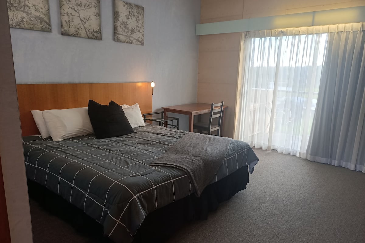 Standard Lakeside Room | Bed sheets