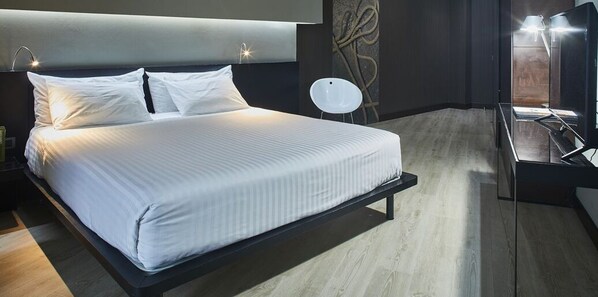 Minibar, coffres-forts dans les chambres, bureau, rideaux occultants