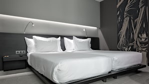 A modern hotel room with a large bed, a nightstand, and a wall-mounted light fixture. - Hotel Silken Gran Teatro Burgos (Burgos)