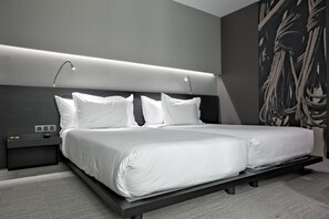 Minibar, coffres-forts dans les chambres, bureau, rideaux occultants