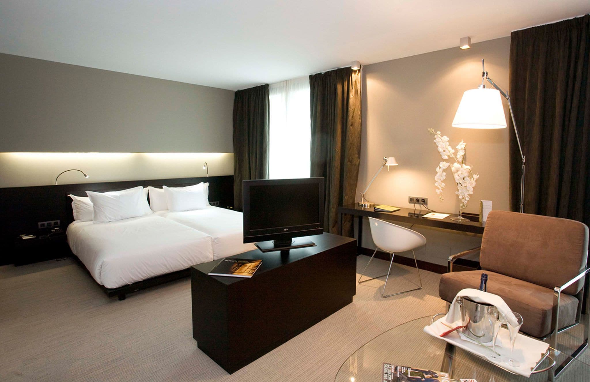 premier room | 1 bedroom, minibar, in-room safe, desk
