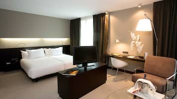 Minibar, coffres-forts dans les chambres, bureau, rideaux occultants