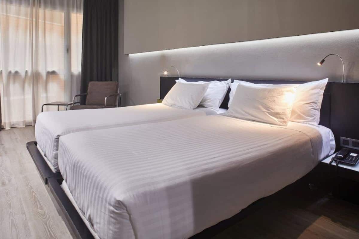 Minibar, Zimmersafe, Schreibtisch, Verdunkelungsvorhänge