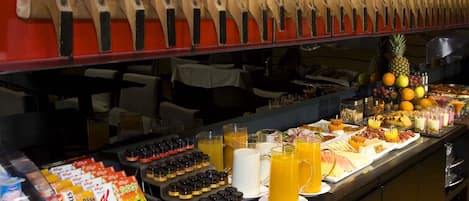 Un bufé con diferentes alimentos y bebidas.