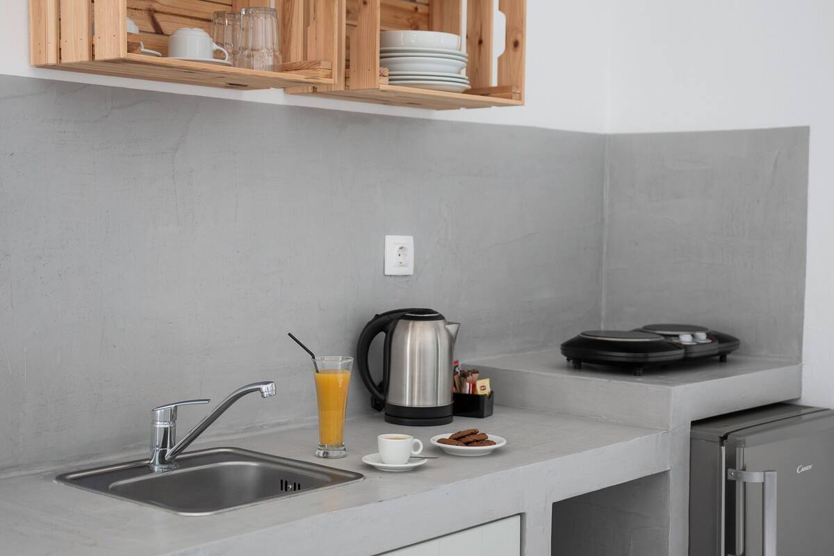 studio | in-room safe, iron/ironing board, free wifi, bed sheets