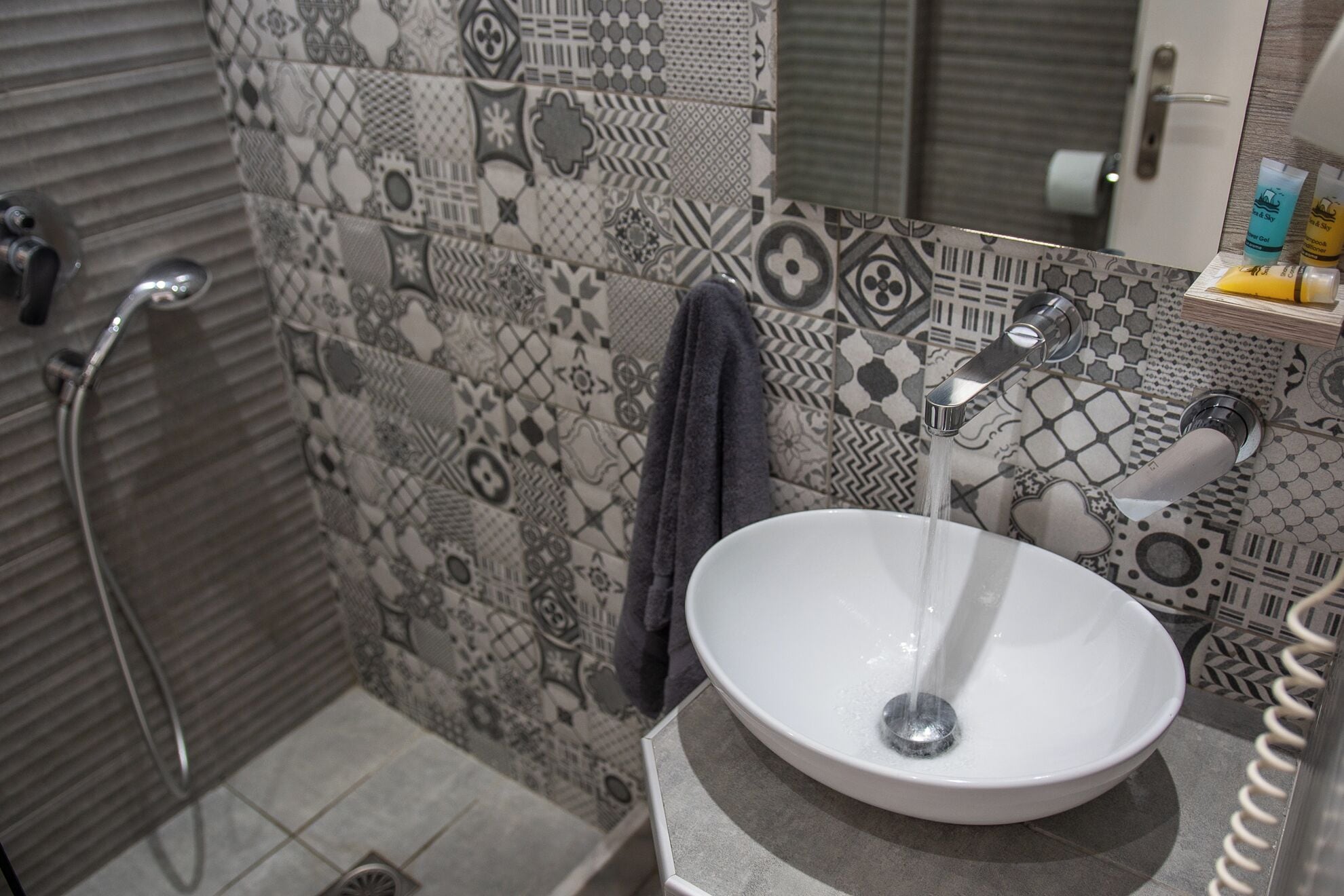 superior double room, 1 double bed | bathroom | shower, hair dryer, towels