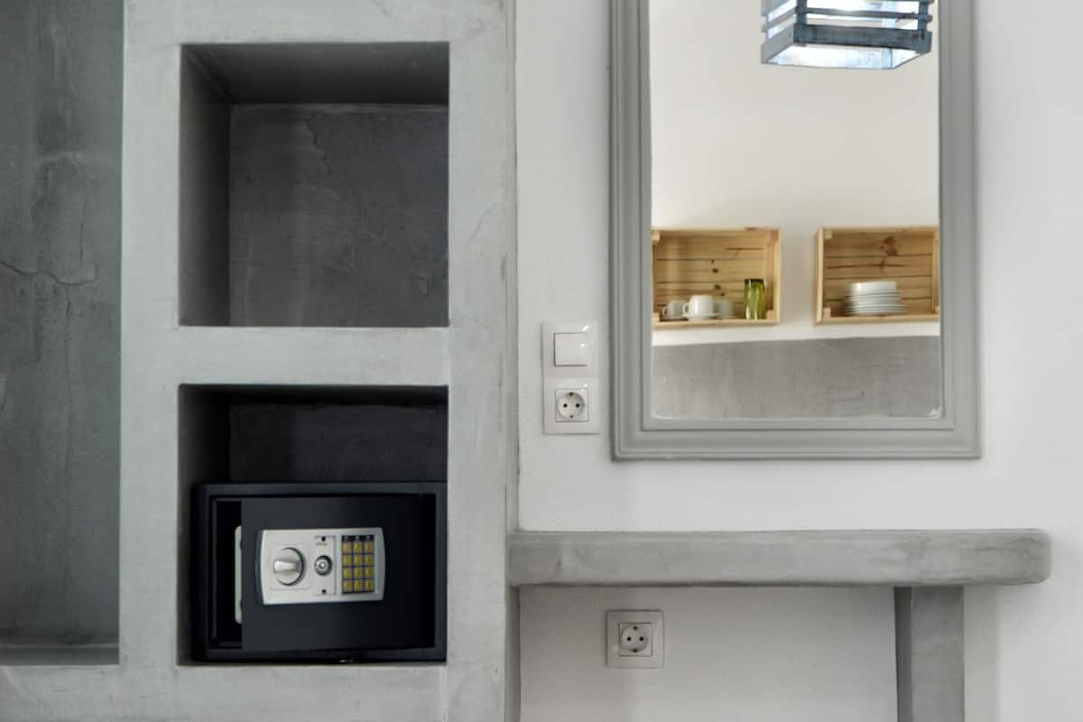 studio (triple) | in-room safe, iron/ironing board, free wifi, bed sheets