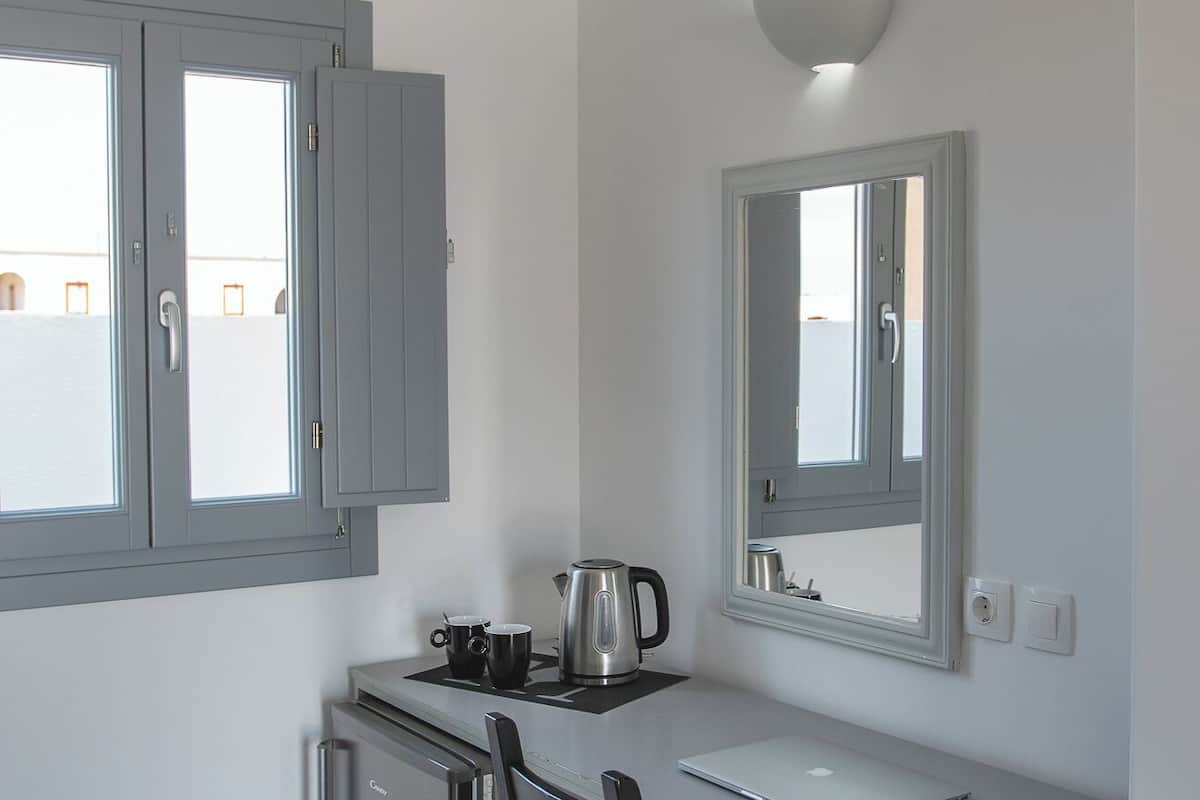 deluxe double room, 1 bedroom | in-room safe, iron/ironing board, free wifi, bed sheets