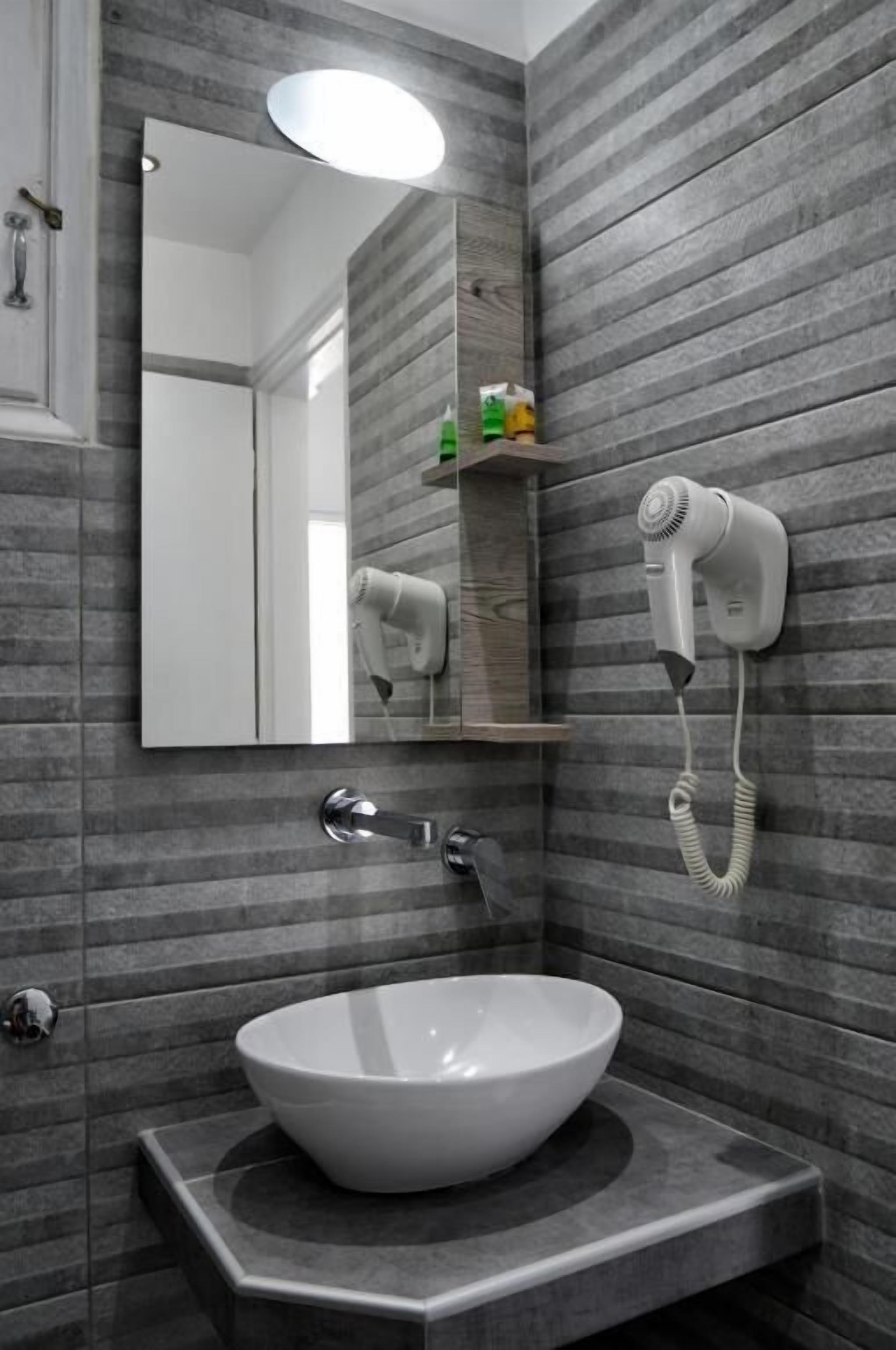 superior double room, 1 double bed | bathroom | shower, hair dryer, towels