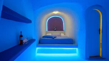 Suíte conforto, banheira de hidromassagem (Cave Caldera Sea and Sunset View) | 1 quarto, roupas de cama de algodão egípcio, roupas de cama premium