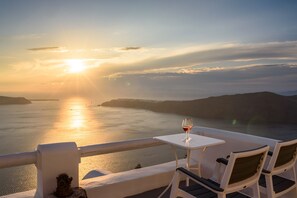 Superior Apartment (Caldera Sea and Sunset View) | 1 bedroom, Egyptian cotton sheets, premium bedding, Select Comfort beds - Abyssanto Suites & Spa (Santorini)