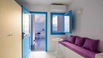 Superior-Suite, Whirlpool (Caldera Sea and Sunset View) | 1 Schlafzimmer, Bettwäsche aus ägyptischer Baumwolle