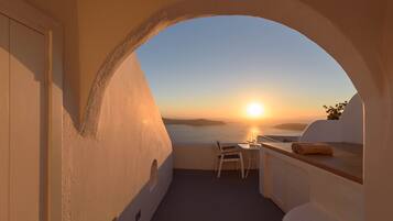 Suíte superluxo, banheira de hidromassagem (Abyssos Caldera Sea and Sunset View) | Vista do quarto