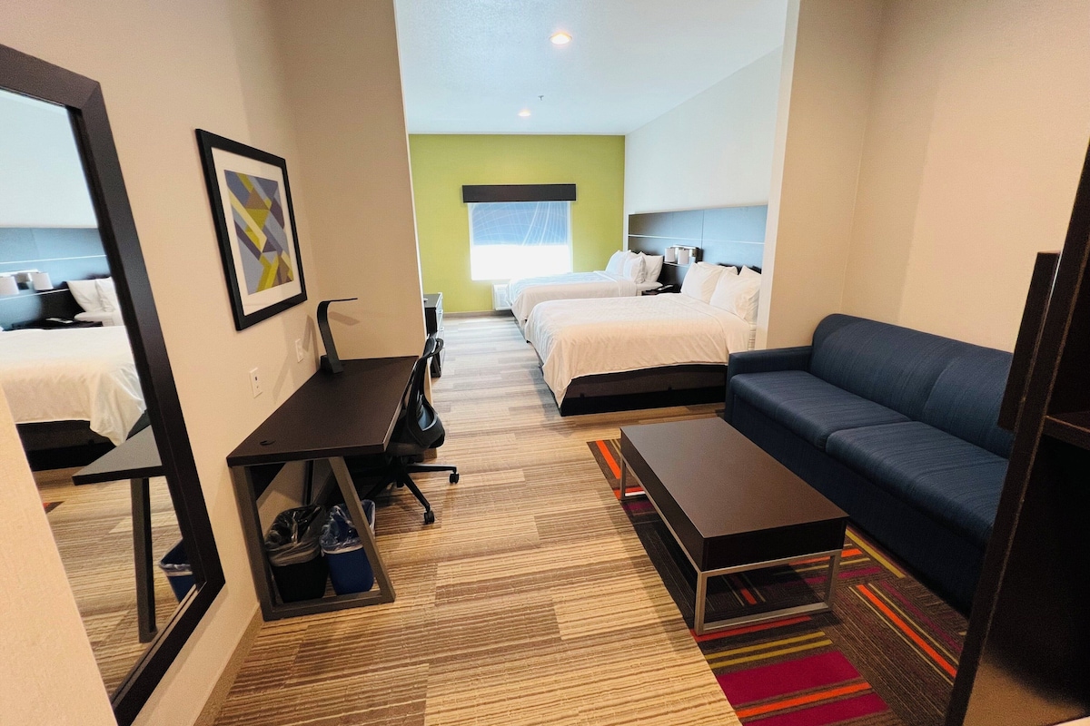 Suite, 2 grands lits | Coffres-forts dans les chambres, bureau