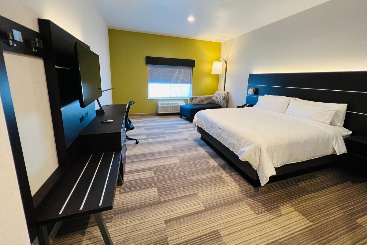 In-room safe, desk, laptop workspace, iron/ironing board