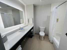 Bañera con ducha, artículos de tocador gratuitos, secador de pelo