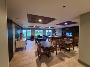 Free buffet breakfast - Holiday Inn Express & Suites Sheldon by IHG (Sheldon)