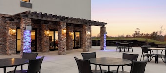 Holiday Inn Express & Suites Lexington NW-The Vineyard by IHG