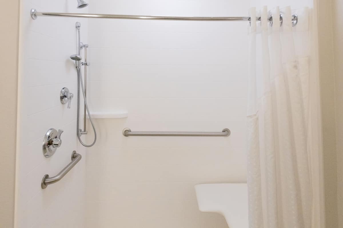 Combined shower/tub, hair dryer, towels