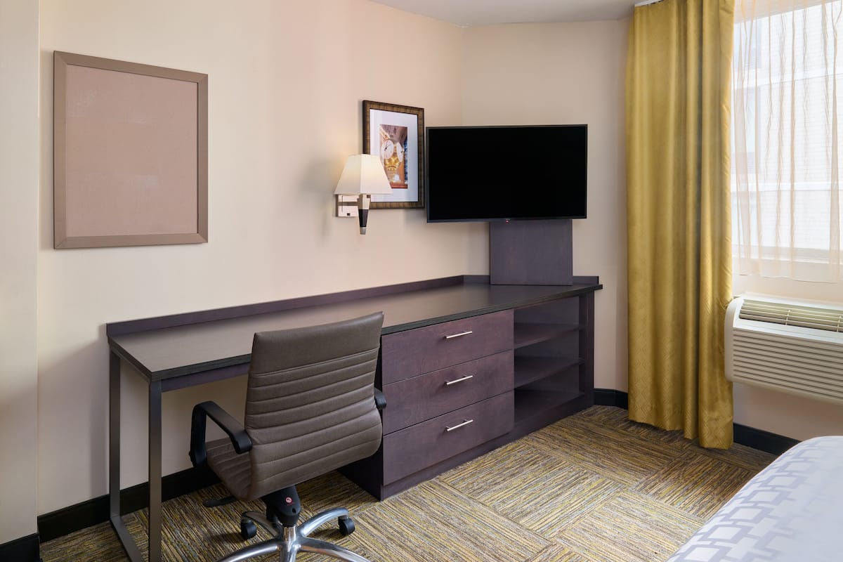 1 Schlafzimmer, Zimmersafe, Schreibtisch, Bügeleisen/Bügelbrett