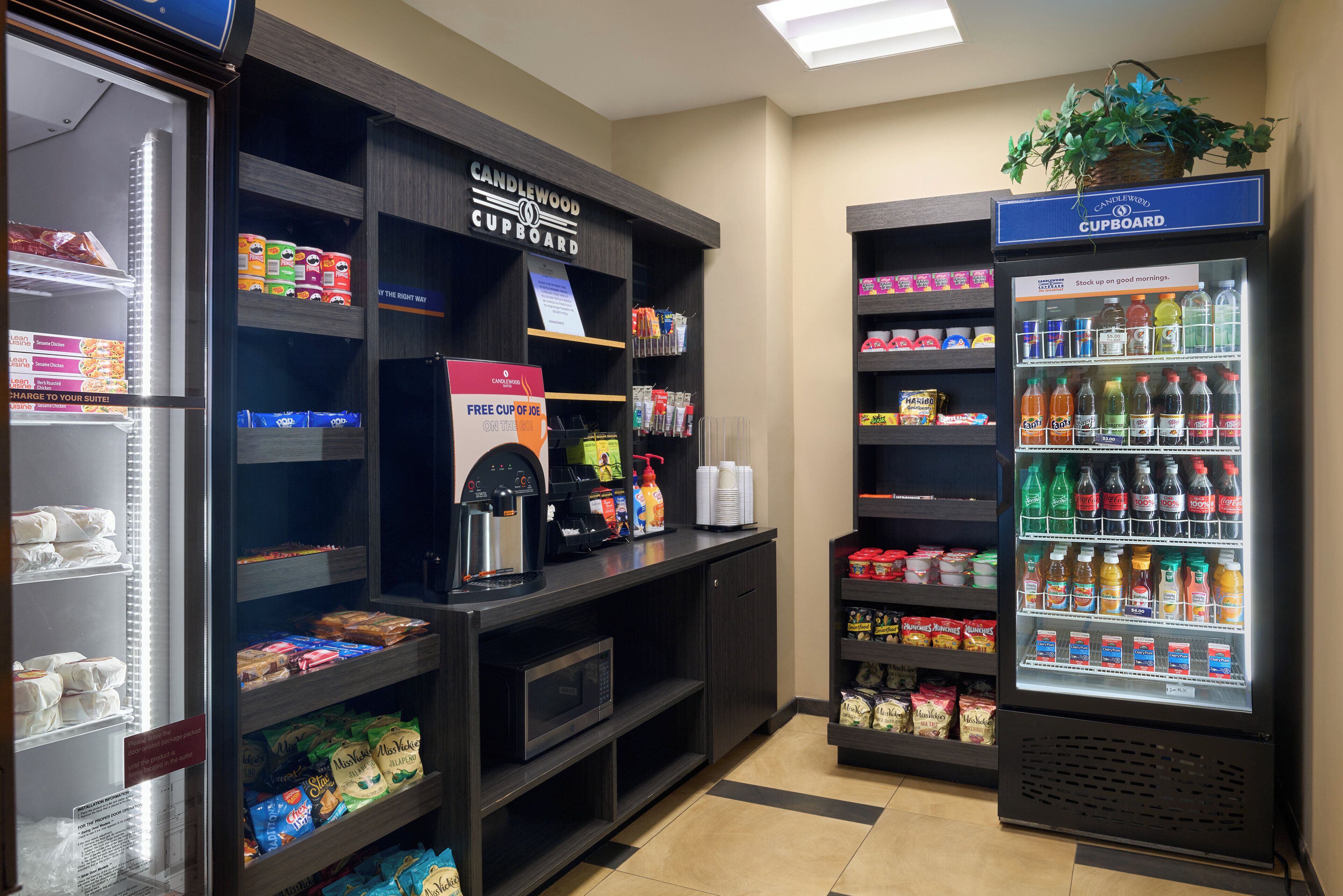 Un espace en libre-service comprenant une machine à café, des en-cas et un distributeur de boissons.