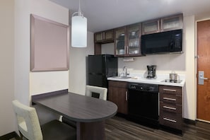 Full-size fridge, microwave, stovetop, dishwasher - Candlewood Suites New York City-Times Square by IHG (New York)