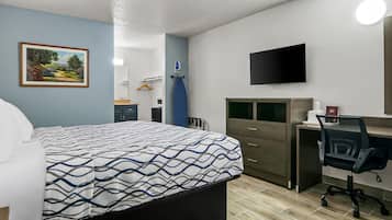 Room, 1 King Bed | Iron/ironing board, free WiFi