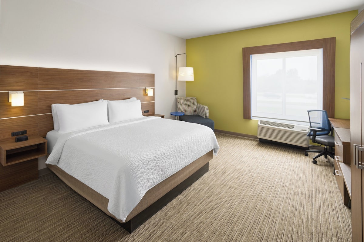 Standard Room, 1 King Bed, Accessible (Comm, Mobil, Accessible Tub) | In-room safe, desk, blackout curtains, iron/ironing board
