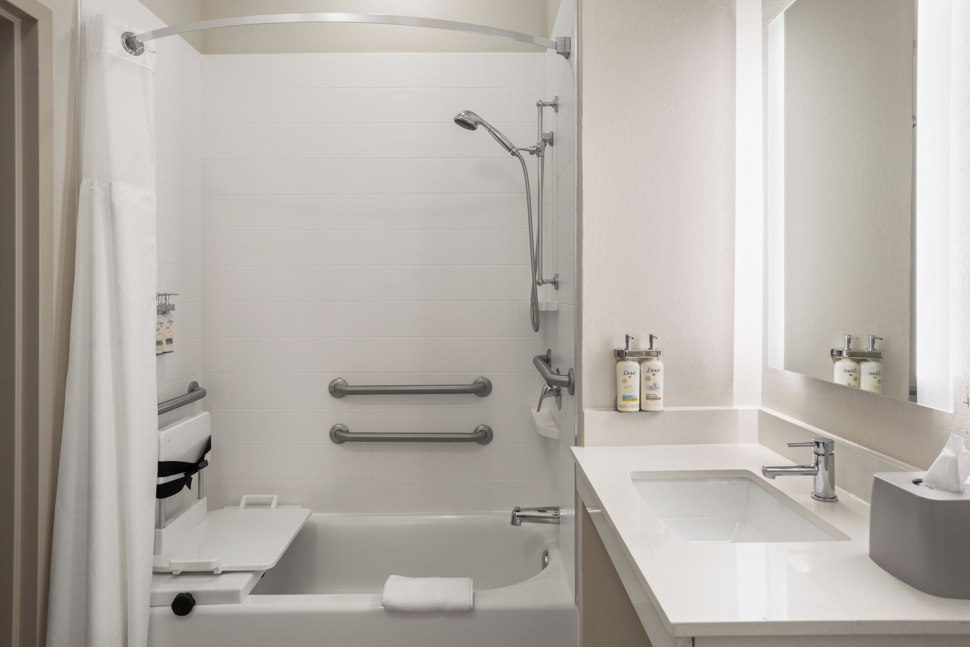 Combined shower/bathtub, free toiletries, hair dryer, towels