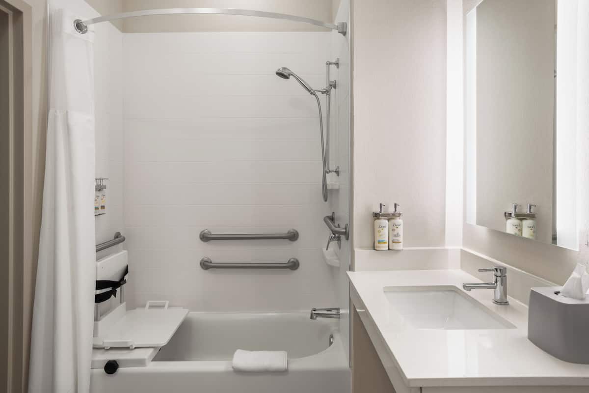 Combined shower/tub, free toiletries, hair dryer, towels