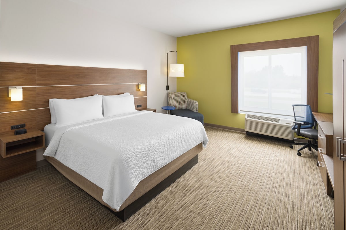 Standard Room, 1 King Bed, Accessible (Comm, Mobil, Accessible Tub) | In-room safe, desk, blackout drapes, iron/ironing board