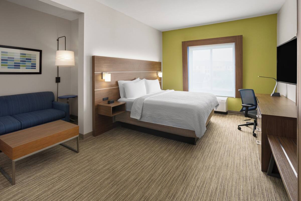 Suite, 1 King Bed | In-room safe, desk, blackout curtains, iron/ironing board