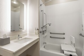 Duschwanne, kostenlose Toilettenartikel, Haartrockner, Handtücher
