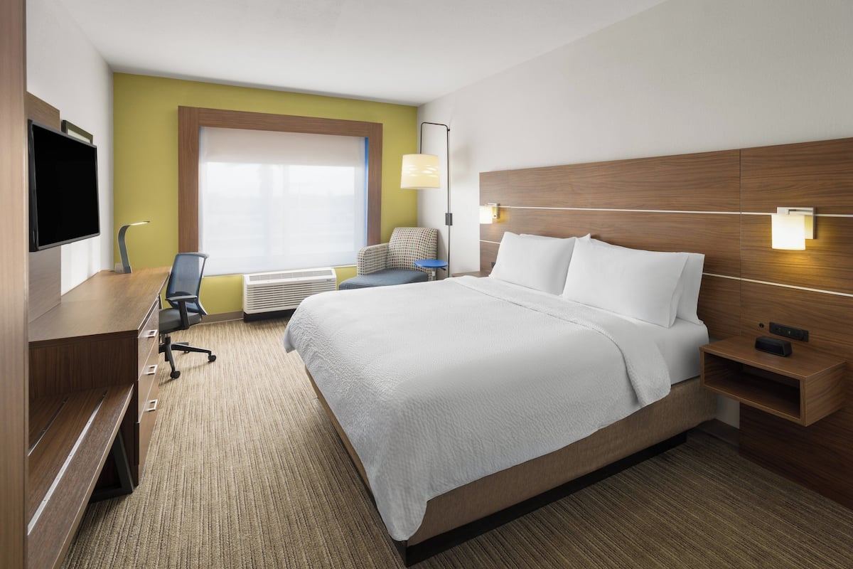 Standard Room, 1 King Bed | In-room safe, desk, blackout curtains, iron/ironing board