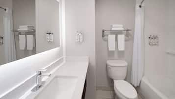 Bañera con ducha, artículos de tocador gratuitos, secador de pelo