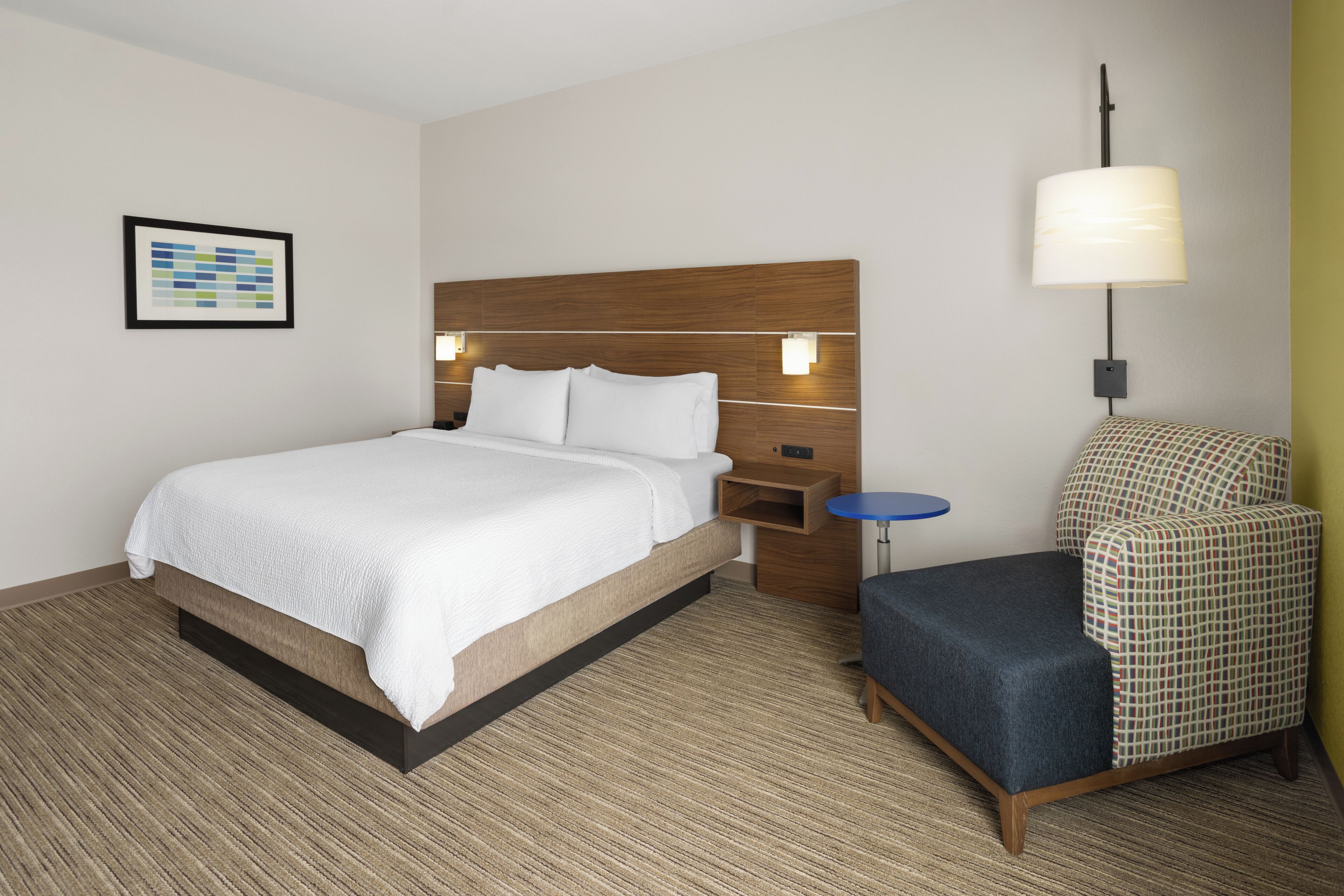 Standard Room, 1 King Bed, Accessible (Comm, Mobil, Accessible Tub) | In-room safe, desk, blackout drapes, iron/ironing board