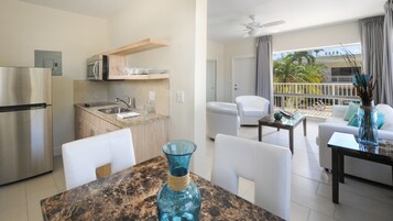 One Bedroom Apartment | Khu vực ăn uống tại phòng