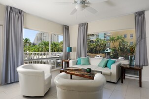 One Bedroom Apartment | 起居区 | 平板电视