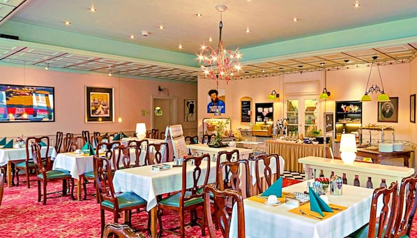 Café da manhã com buffet durante a semana (EUR 15.90 por pessoa)