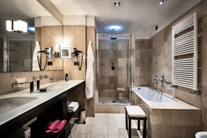 Habitación Premium, 1 cama de matrimonio grande, balcón | Baño | Ducha y bañera combinadas y cabezal de ducha tipo lluvia