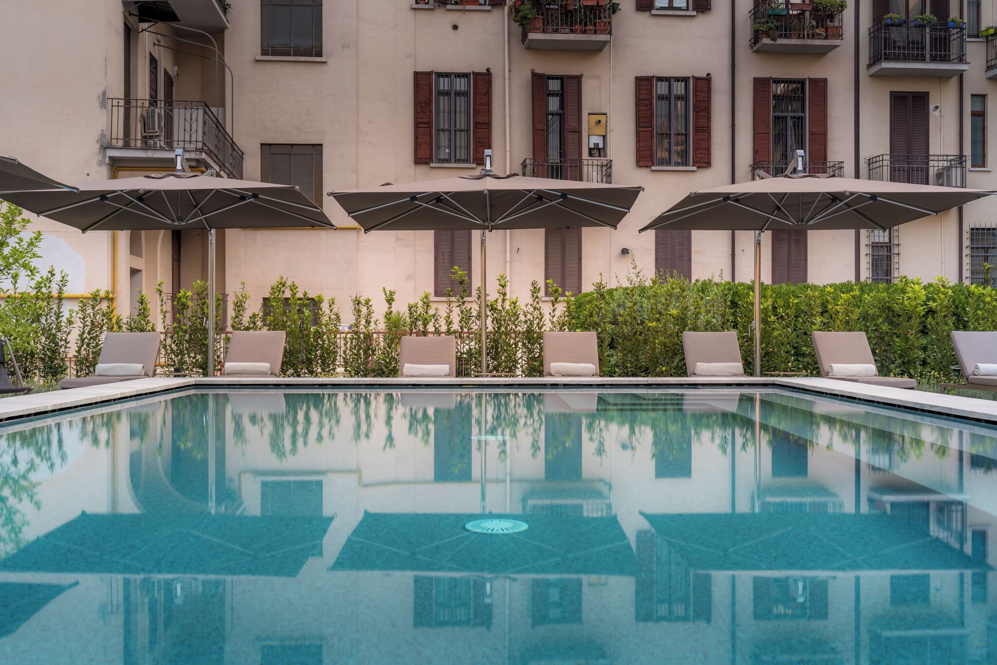 Una piscina al aire libre de temporada