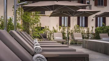 Poolside bar