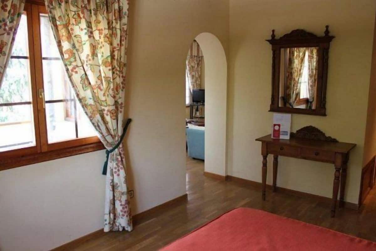 In-room safe, desk, iron/ironing board