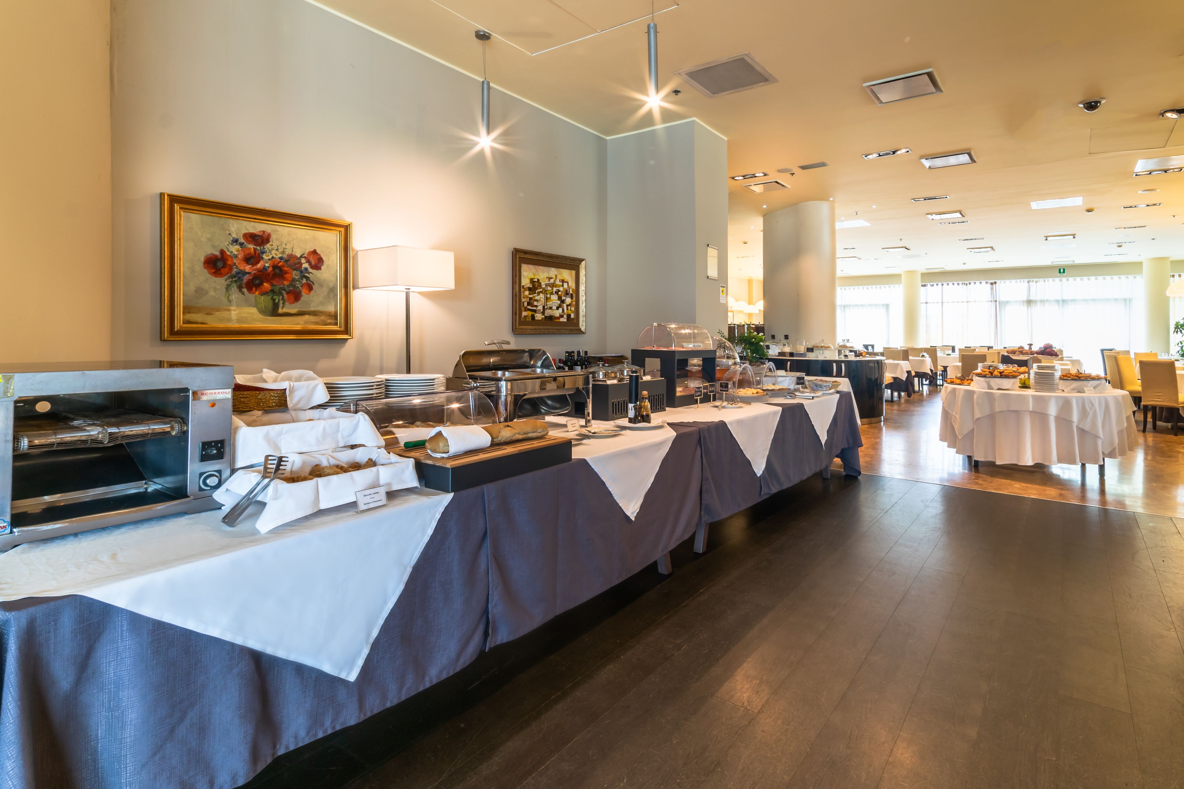 Bữa sáng buffet hàng ngày (10 EUR/mỗi người) 