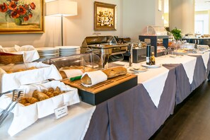 Colazione a buffet a pagamento, servita tutte le mattine 